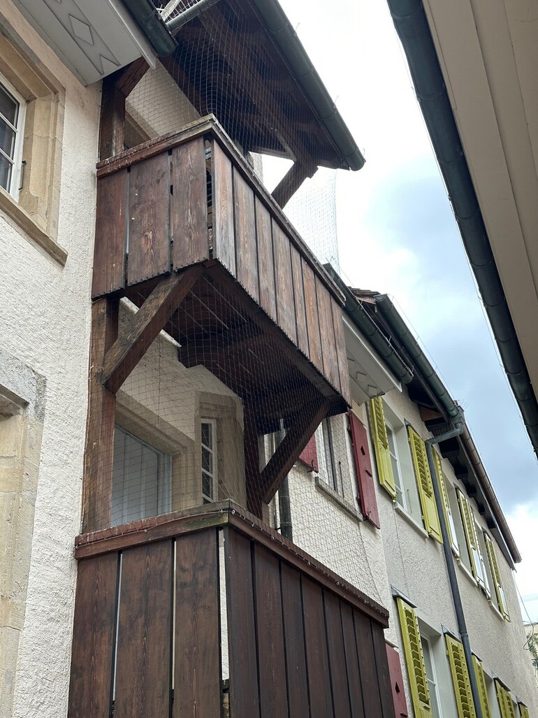 Protection de deux balcons classés au patrimoine. L'aval du patrimoine a été nécessaire afin d'effectuer ces travaux