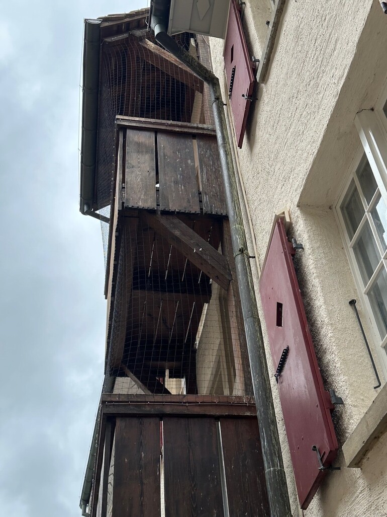 Les mêmes balcons vus de la ruelle
